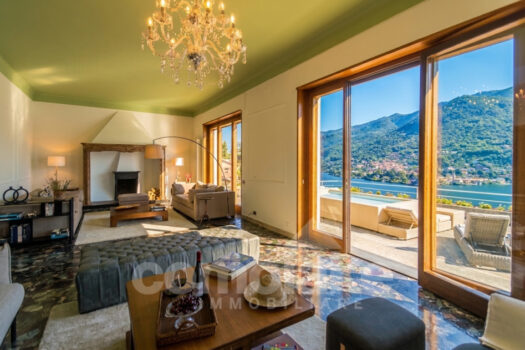 Detached villa with spacious garden and pool overlooking the lake in Moltrasio