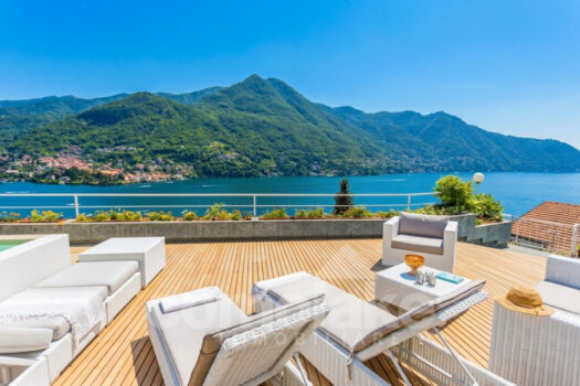 Detached villa with spacious garden and pool overlooking the lake in Moltrasio