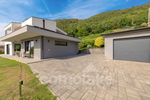 Modern villa with large garden and lake views in Cernobbio