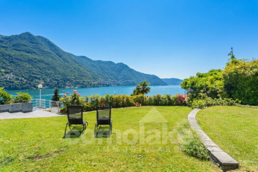 Detached villa with spacious garden and pool overlooking the lake in Moltrasio