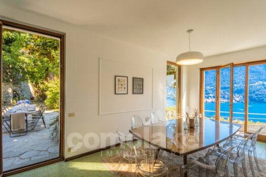 Detached villa with spacious garden and pool overlooking the lake in Moltrasio