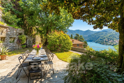 Detached villa with spacious garden and pool overlooking the lake in Moltrasio