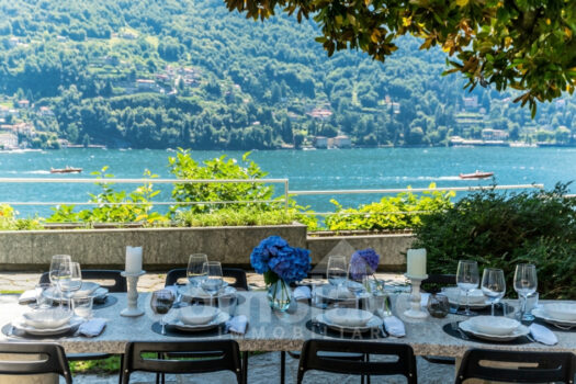 Detached villa with spacious garden and pool overlooking the lake in Moltrasio