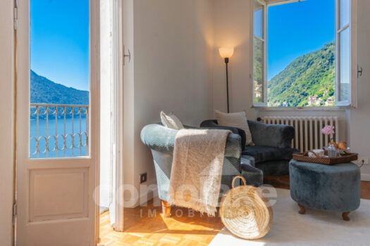 Detached villa with spacious garden and pool overlooking the lake in Moltrasio