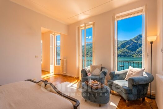 Detached villa with spacious garden and pool overlooking the lake in Moltrasio