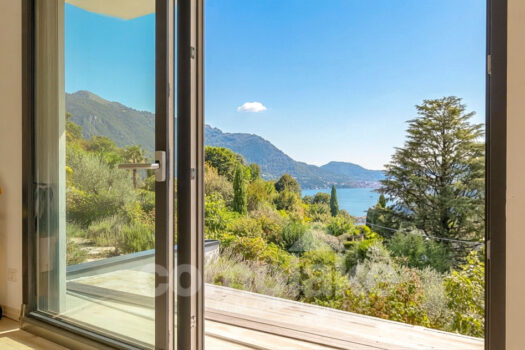 Modern villa with large garden and lake views in Cernobbio