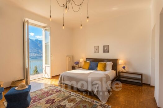 Detached villa with spacious garden and pool overlooking the lake in Moltrasio