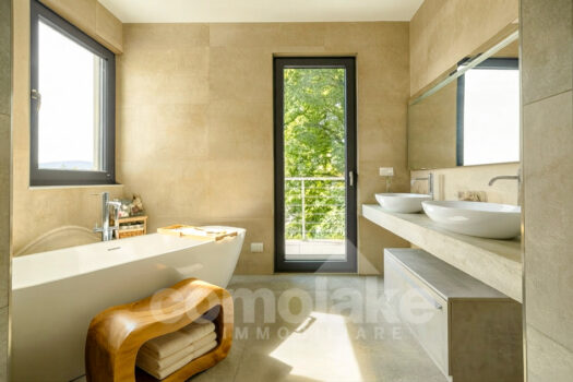 Modern villa with large garden and lake views in Cernobbio