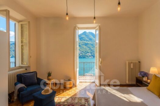 Detached villa with spacious garden and pool overlooking the lake in Moltrasio