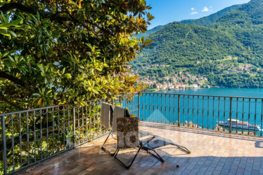 Detached villa with spacious garden and pool overlooking the lake in Moltrasio