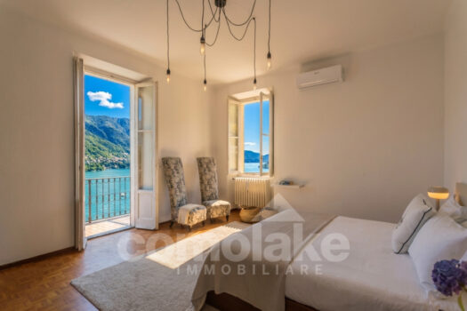 Detached villa with spacious garden and pool overlooking the lake in Moltrasio