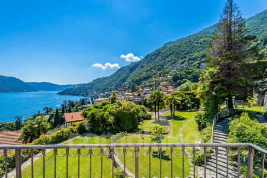 Detached villa with spacious garden and pool overlooking the lake in Moltrasio