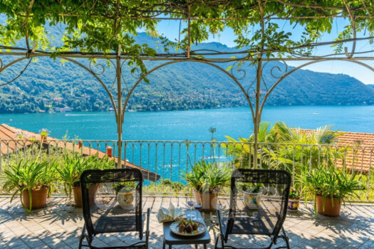 Detached villa with spacious garden and pool overlooking the lake in Moltrasio