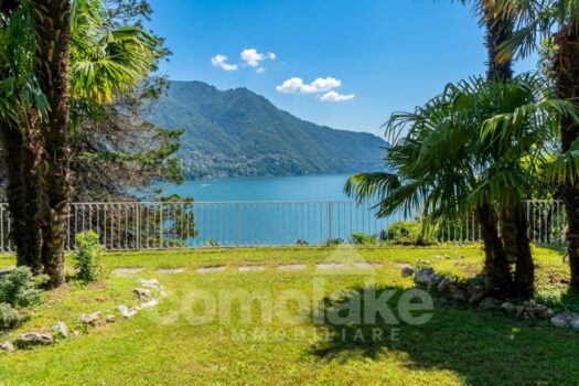 Detached villa with spacious garden and pool overlooking the lake in Moltrasio