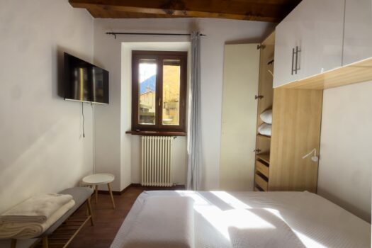Charming Renovated One-Bedroom Apartment with Private Parking – Argegno