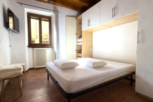 Charming Renovated One-Bedroom Apartment with Private Parking – Argegno