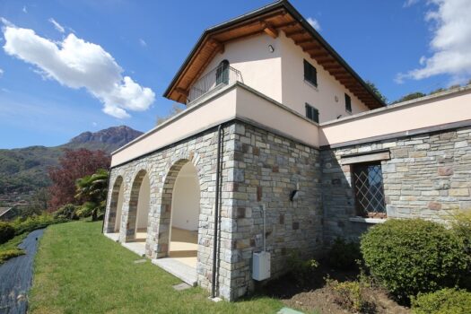 Villa Indipendente a Menaggio - Posizione Dominante con Vista Lago