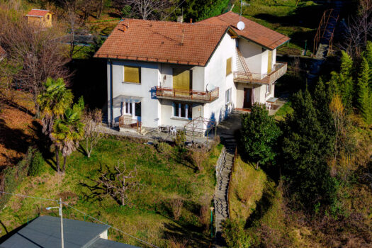 Casa con ampio giardino a Como