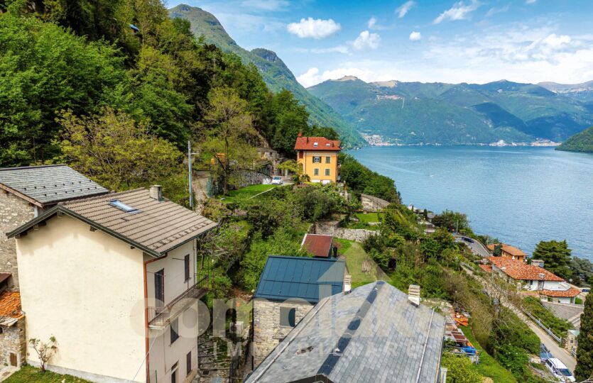 Casa di borgo con terrazzo