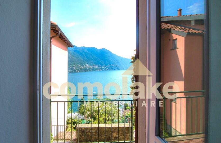 Appartamento con balcone vista diretta sul lago a Moltrasio