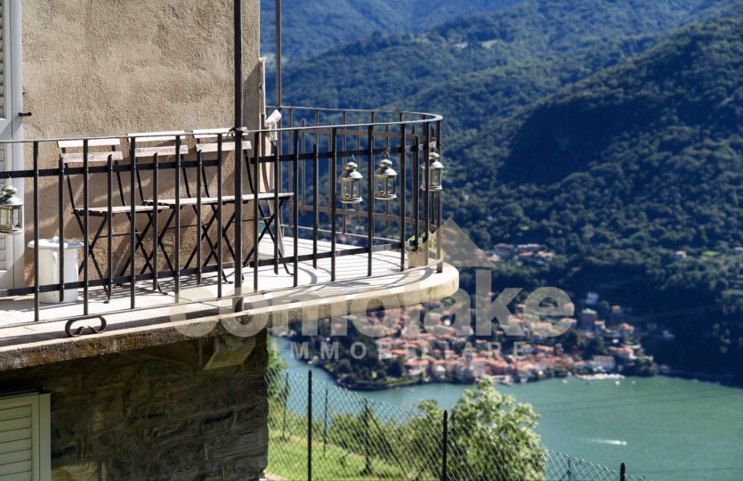 Casa di lago con balconi