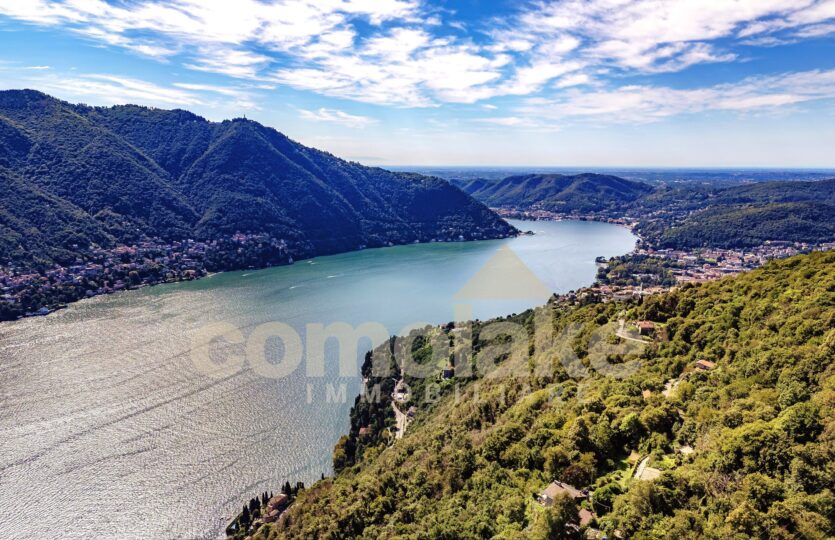 Villa con balconi e vista lago