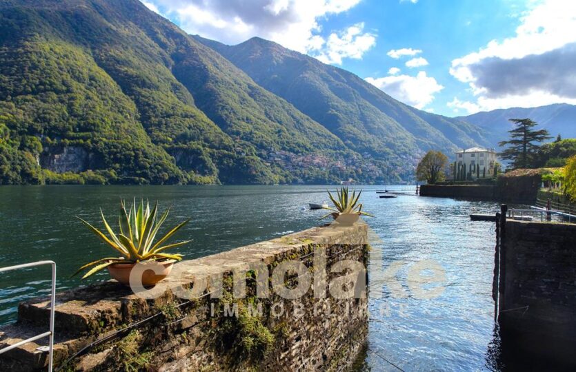 appartamento con balcone vista aperta sul lago