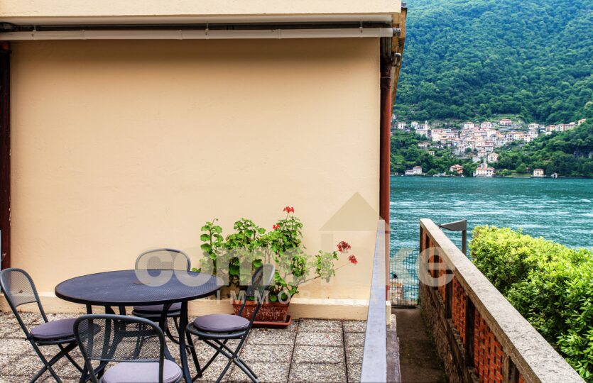 appartamento con terrazzo vista lago e posto barca