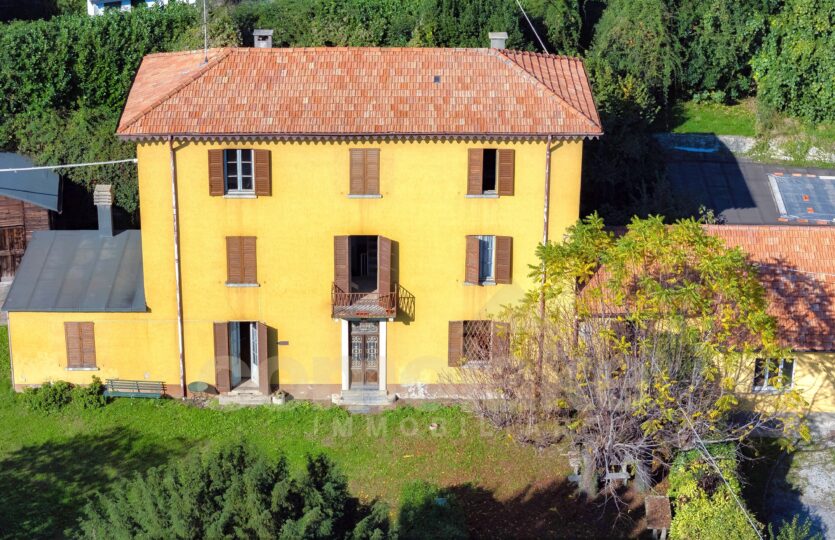 Casa con giardino nella zona collinare di Cernobbio