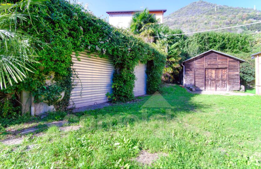 Casa con vista aperta sul giardino