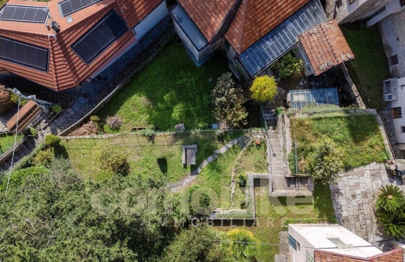 Casa di lago con ampio giardino