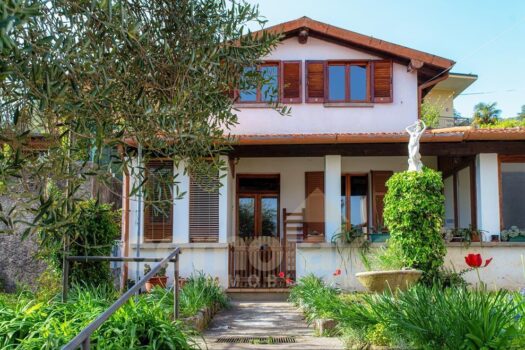 Villino romantico con ampio giardino a Cernobbio