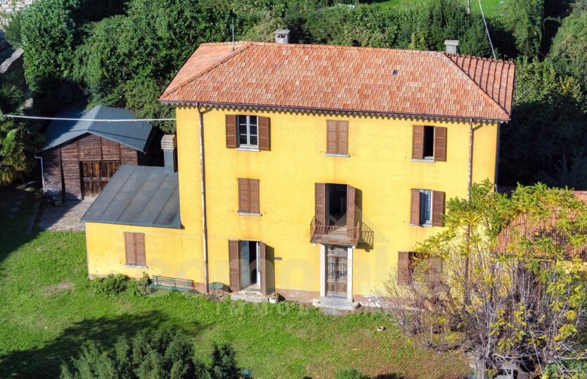 Casa storica con ampio giardino piantumato