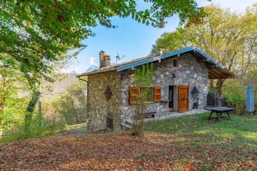 Casa in pietra sopra Menaggio – immersa nel verde