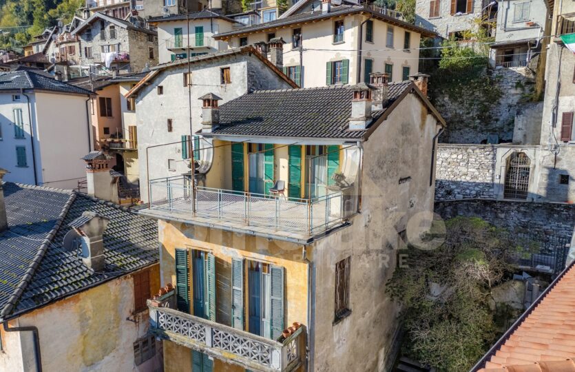 Porzione di casa a Brienno con terrazzo