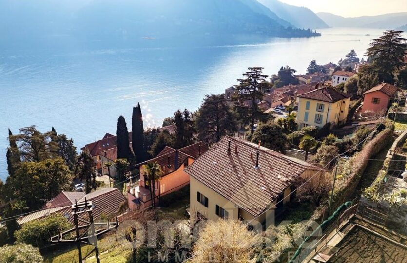 Casa con terrazzi e ampio giardino