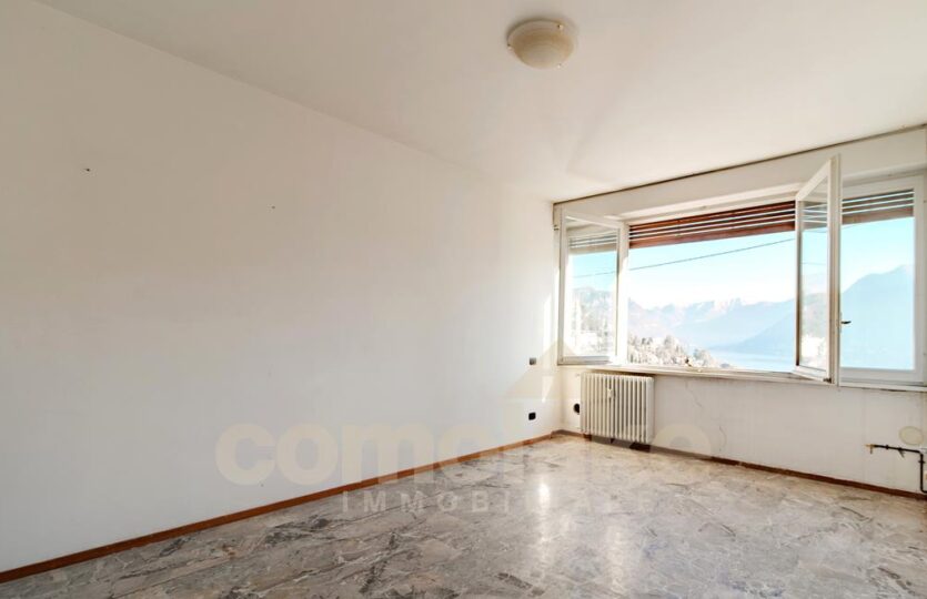 Appartamento con balcone vista lago