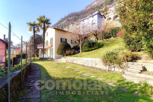 Casa di lago con ampio giardino a Carate Urio