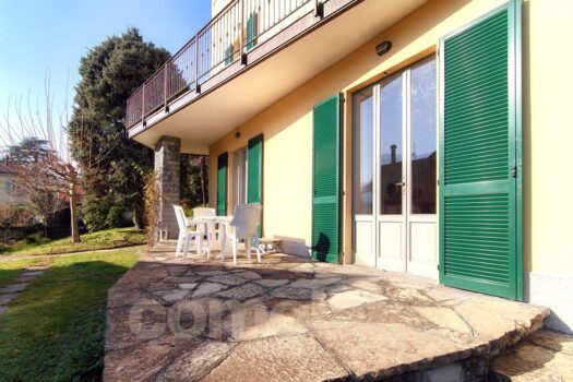 Casa di lago con ampio giardino a Carate Urio