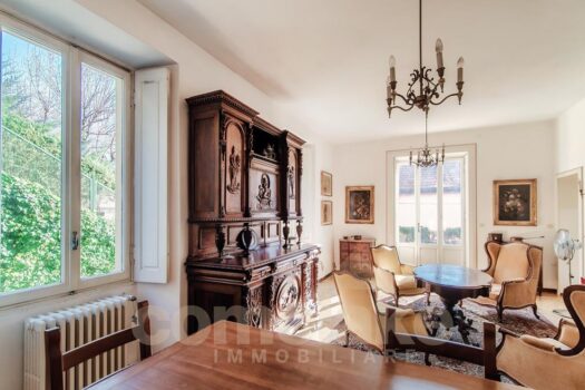 Casa di lago con ampio giardino a Carate Urio