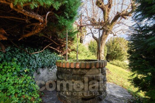 Casa di lago con ampio giardino a Carate Urio