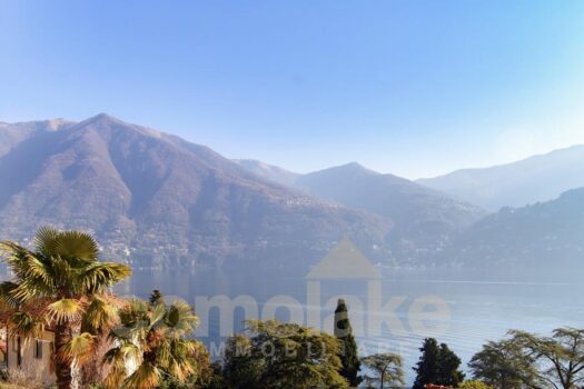 Casa di lago con ampio giardino a Carate Urio