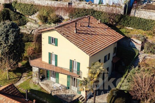 Casa di lago con ampio giardino a Carate Urio