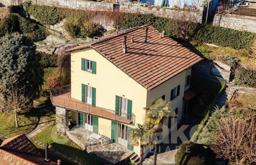 Casa di lago con ampio giardino a Carate Urio