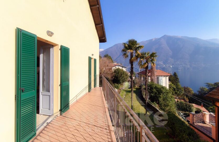 Casa di lago con ampio giardino a Carate Urio