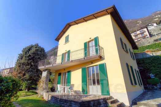 Casa di lago con ampio giardino a Carate Urio