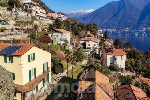 Casa di lago con ampio giardino a Carate Urio
