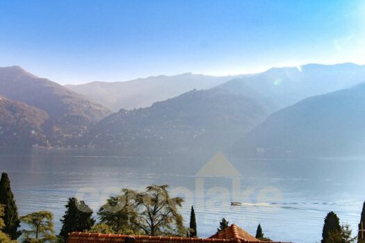 Casa di lago con ampio giardino a Carate Urio