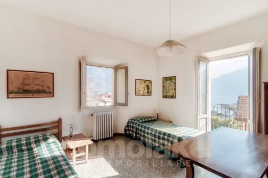 Casa di lago con ampio giardino a Carate Urio