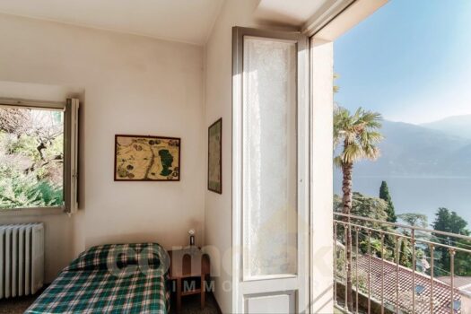 Casa di lago con ampio giardino a Carate Urio